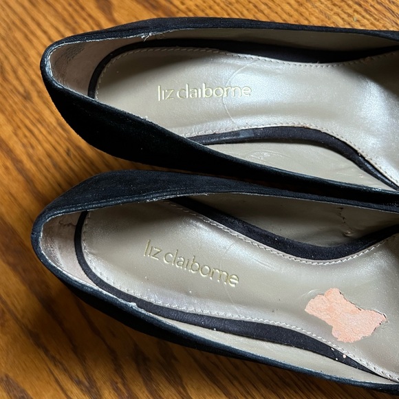 ▪️LIZ CLAIBORNE: Women’s 6.5, black suede pointed w/ruffle accent pumps▪️ - Picture 4 of 15